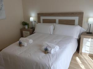 En eller flere senge i et værelse på Apartamento turisticos Puente Romano P3 1-A + 11 billeder