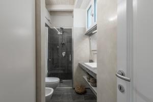Kúpeľňa v ubytovaní Appartamento Rossini by Holiday Solutions + 26 fotografií