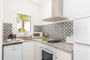 A kitchen or kitchenette at Apartamentos Sunsets