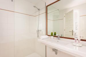 A bathroom at Apartamentos Sunsets