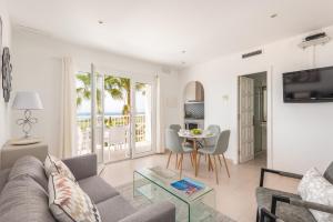 A television and/or entertainment centre at Apartamentos Sunsets