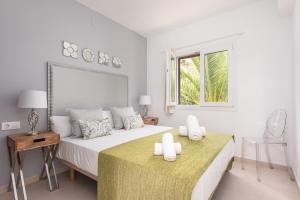 A bed or beds in a room at Apartamentos Sunsets