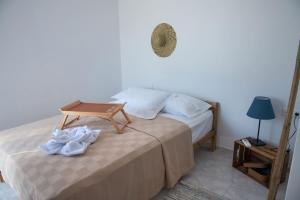 Ένα ή περισσότερα κρεβάτια σε δωμάτιο στο Aquarella-stylish veranda apartment in centre of Poros town