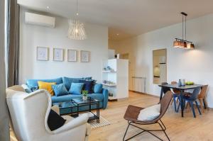 salon z niebieską kanapą i stołem w obiekcie APARTMENTS NOVAK w Puli