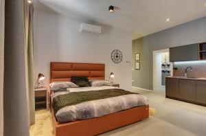 sypialnia z dużym łóżkiem i umywalką w obiekcie APARTMENTS NOVAK w Puli