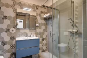 łazienka z umywalką i przeszkloną kabiną prysznicową w obiekcie APARTMENTS NOVAK w Puli +32 zdjęcia