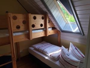 プットブスにあるEulenhof Rügenの窓付きの客室で、二段ベッド2台が備わります。