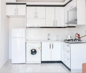 A kitchen or kitchenette at Araz Suit