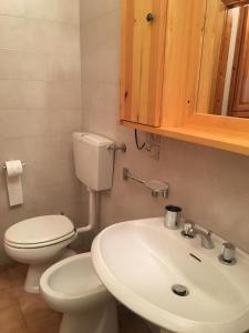 a bathroom with a toilet and a sink at Casa Neve in Abetone