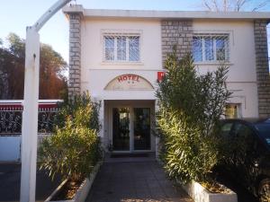 a white building with a sign that reads future cafe at Hotel les Troenes in Montpellier