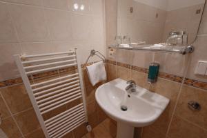 亞沃爾尼克的住宿－Hotel Taverna，浴室设有白色水槽和镜子