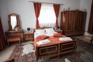 A bed or beds in a room at Muskatli Panzio Sic