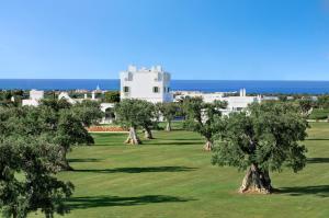 サヴェッレトリにあるRocco Forte Masseria Torre Maizzaの庭園からヴィラの景色を望めます。