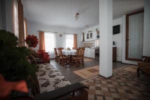 a living room with a table and a kitchen at Muskatli Panzio Sic in Sic
