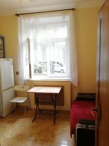 ソチにあるApartamienty Gorkogho 38のテーブルと窓が備わる小さな客室です。