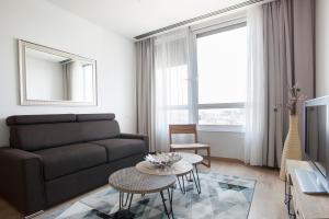 - un salon avec un canapé et une table dans l'établissement Tendency Apartments 3, à Barcelone