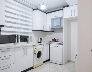 A kitchen or kitchenette at Araz Suit