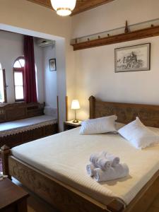 Postel nebo postele na pokoji v ubytování Hotel Gjirokastra