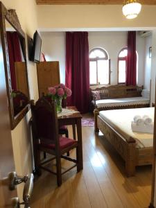 Postel nebo postele na pokoji v ubytování Hotel Gjirokastra