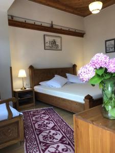 Postel nebo postele na pokoji v ubytování Hotel Gjirokastra