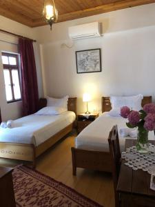 Postel nebo postele na pokoji v ubytování Hotel Gjirokastra