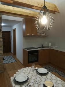 Köök või kööginurk majutusasutuses Relaxing Cottage Donacka Gora