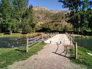 einen Weg neben einem Fluss mit einem Zaun in der Unterkunft Adosado, cerca de Valencia en zona de montaña y playa fluvial in Valencia