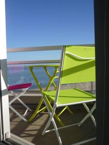 2 chaises et une table sur un balcon dans l'établissement Studio avec balcon sur plage Pereire Pleine vue mer, à Arcachon