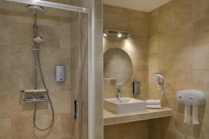 A bathroom at Logis Hôtel Restaurant des Châteaux