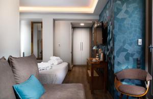un soggiorno con divano e un letto in una camera di 360Degrees Pop Art Hotel ad Atene