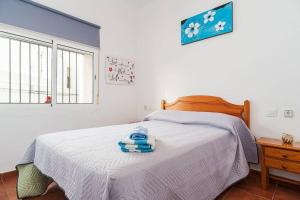 ベヘール・デ・ラ・フロンテーラにあるApartamento Centro Vejerのベッドルーム1室(青いタオル付きのベッド1台付)