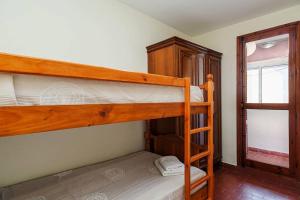 ベヘール・デ・ラ・フロンテーラにあるCasa Miramundoのベッドルーム1室(二段ベッド2台、窓付)が備わります。