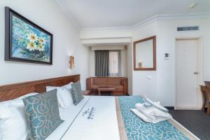 Ein Bett oder Betten in einem Zimmer der Unterkunft Madisson Hotel