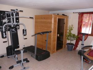 Fitnesscenter och/eller fitnessfaciliteter på Chambres d'hôte du Domaine de la Reine Blanche