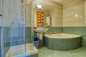 Ett badrum på Völgyfürdő Apartman