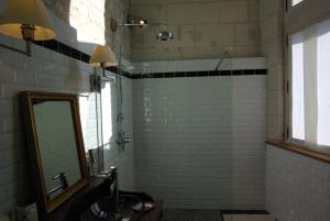 Veuil弗伊城堡住宿加早餐旅馆的浴室里有洗手池和镜子