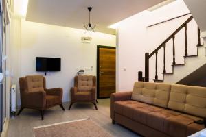 A seating area at Araz Suit