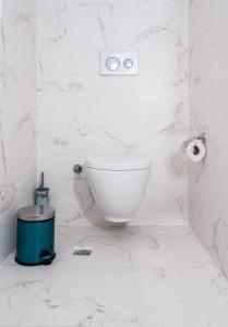 A bathroom at Araz Suit
