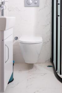 A bathroom at Araz Suit