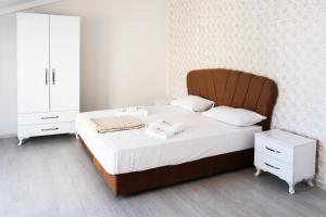 A bed or beds in a room at Araz Suit