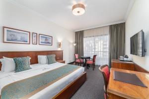 Ein Bett oder Betten in einem Zimmer der Unterkunft Madisson Hotel