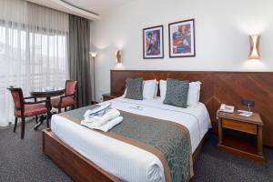 Ein Bett oder Betten in einem Zimmer der Unterkunft Madisson Hotel