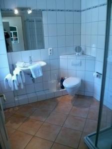 Vonios kambarys apgyvendinimo įstaigoje Haus Fernsicht