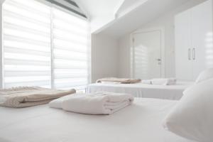 A bed or beds in a room at Araz Suit