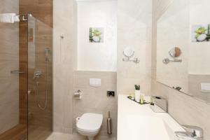 La salle de bains est pourvue d'une douche et de toilettes. dans l'établissement Hotel Manor, à Mamaia Nord – Năvodari