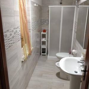 沃土諾堡的住宿－Villa Lina，带淋浴、卫生间和盥洗盆的浴室