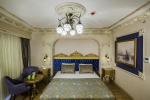 A bed or beds in a room at Empire Suite Hotel
