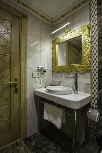 A bathroom at Empire Suite Hotel