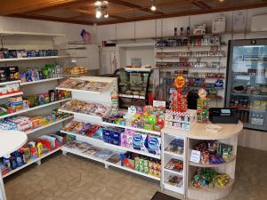 a store filled with lots of different types of food at Smarthotel Gallmersgarten in Gallmersgarten