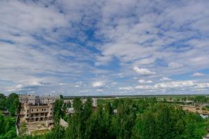vistas a una ciudad con edificios y árboles en Ugor Hotel, en Syktyvkar